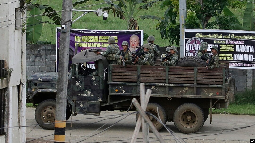 Philippine troopers go around town as fighting continues in Marawi city, southern Philippines, June 9, 2017. 