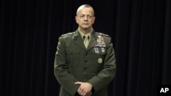 지난 10월 북대서양조약기구(NATO) 본부가 위치한 브뤼셀에서 기자회견를 가진 아프가니스탄 주둔 미군 최고사령관 존 앨런 장군. (자료사진) 