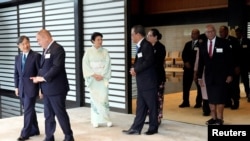 ARCHIVO - El emperador Naruhito de Japón y la emperatriz Masako despiden a los invitados de la Reunión de Líderes de las Islas del Pacífico (PALM) el miércoles 17 de julio de 2024, después de una ceremonia del té en el Palacio Imperial de Tokio.