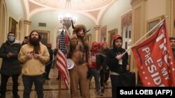 Une foule de manifestants en colère entre de force au Capitole des États-Unis, le 6 janvier 2021, à Washington, DC.