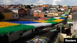 Uma rua de Manaus decorada por ocasião do Mundial de 2014