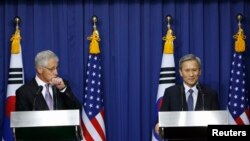 Menhan Korea Selatan Kim Kwan-jin (kanan) dan Menhan AS Chuck Hagel dalam konferensi pers di Seoul (2/10/2013). Keduanya menandatangani perjanjian untuk mengantisipasi ancaman nuklir Korea Utara.