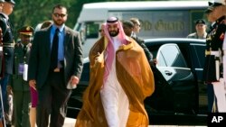 Ministar odbrane, Saudijske Arabije, Mohamad bin Salman prilikom dolaska na samit Globalne koalicije protiv ID u Vašingtonu. 