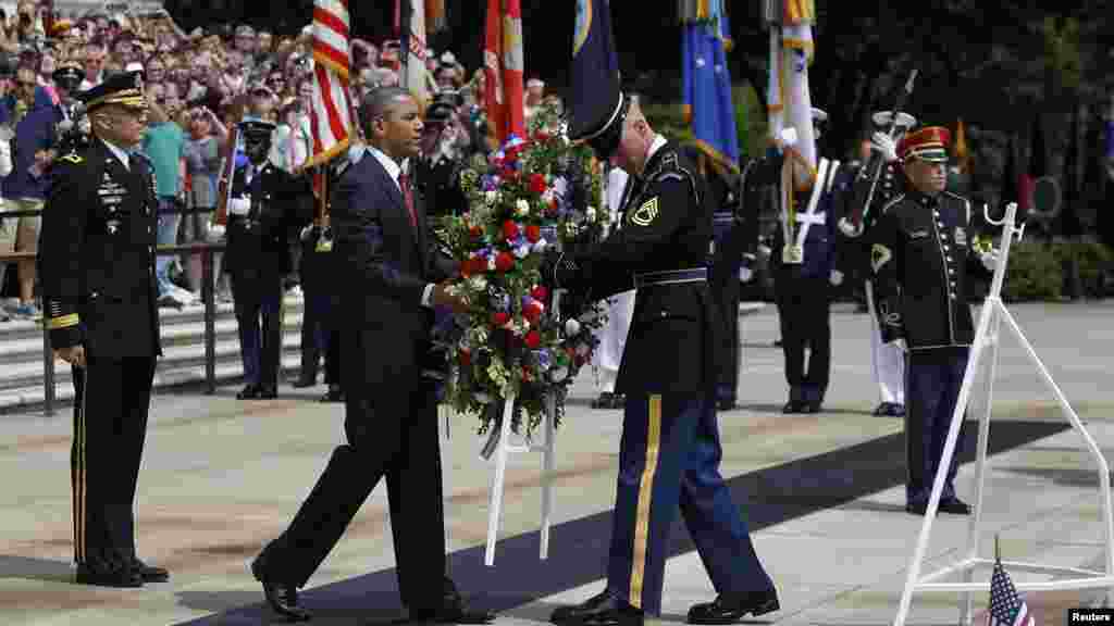 27일 미국 알링턴국립묘지에서 열린 메모리얼데이 기념식에서 바락 오바마 대통령이 무명용사의 묘에 헌화하고 있다.