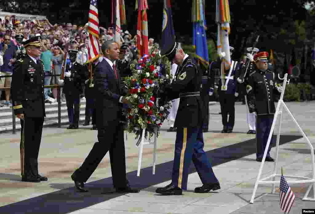 Le président Barack Obama déposant une gerbe de fleurs sur la tombe du Soldat inconnu, au cimetière national d'Arlington, en Viginie, près de Washington