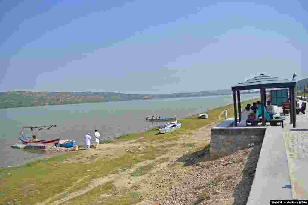 کھبیکی جھیل کے کنارے پینچ نصب کرنے سے جھیل کی خوبصورتی میں اور زیاده اضافہ ہو گیا ہے۔