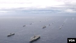 Iring-iringan armada kapal Angkatan Laut Amerika Serikat dan Jepang di Samudera Pasifik.