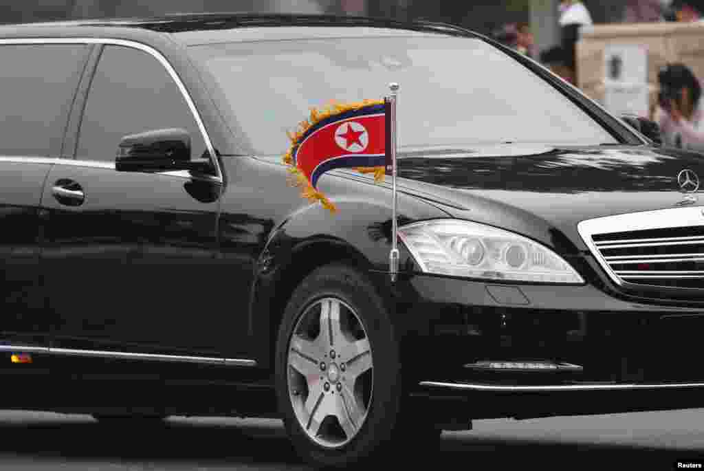 插上北韓旗幟的金正恩車隊的汽車正駛往舉行美國北韓峰會的酒店。 &nbsp;