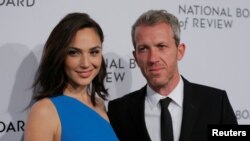 La actriz Gal Gadot llega con su esposo, Yaron Varsano, para asistir a la gala de premios de la Junta Nacional de Revisión en Nueva York, Estados Unidos, el 9 de enero de 2018.