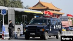 Seorang polisi berjaga di dekat pintu gerbang Tiananmen, Beijing (29/10).