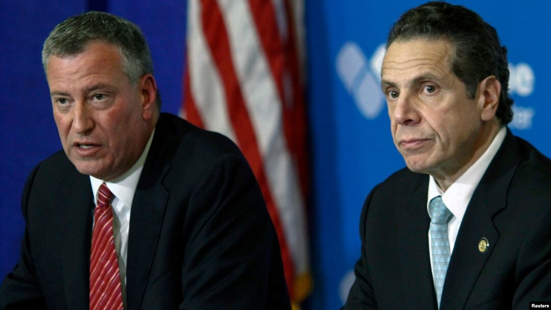 Walikota New York Bill de Blasio (kiri) dan Gubernur New York Andrew Cuomo memberikan keterangan pers soal perkembangan kasus ebola di rumahs sakit Bellevue (23/10).