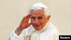 El papa emérito Benedicto XVI saluda cuando llega para dirigir la audiencia general del miércoles en la plaza de San Pedro, en el Vaticano el 24 de octubre de 2012.