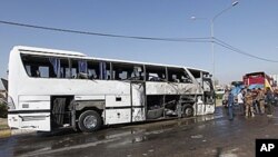 پاسێـکی هه‌ڵگری ئێرانیـیه‌ شیعه‌کانی ئه‌وانه‌ی سه‌ردانی مه‌زاره‌ پـیرۆزه‌کانی عێراق ده‌که‌ن هێرشی کراوه‌ته‌ سه‌ر، (ئه‌رشیفی وێنه‌)