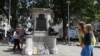 En Bristol, Inglaterra, transeúntes observan la base de la derribada estatua del traficante de esclavos Edward Colston.