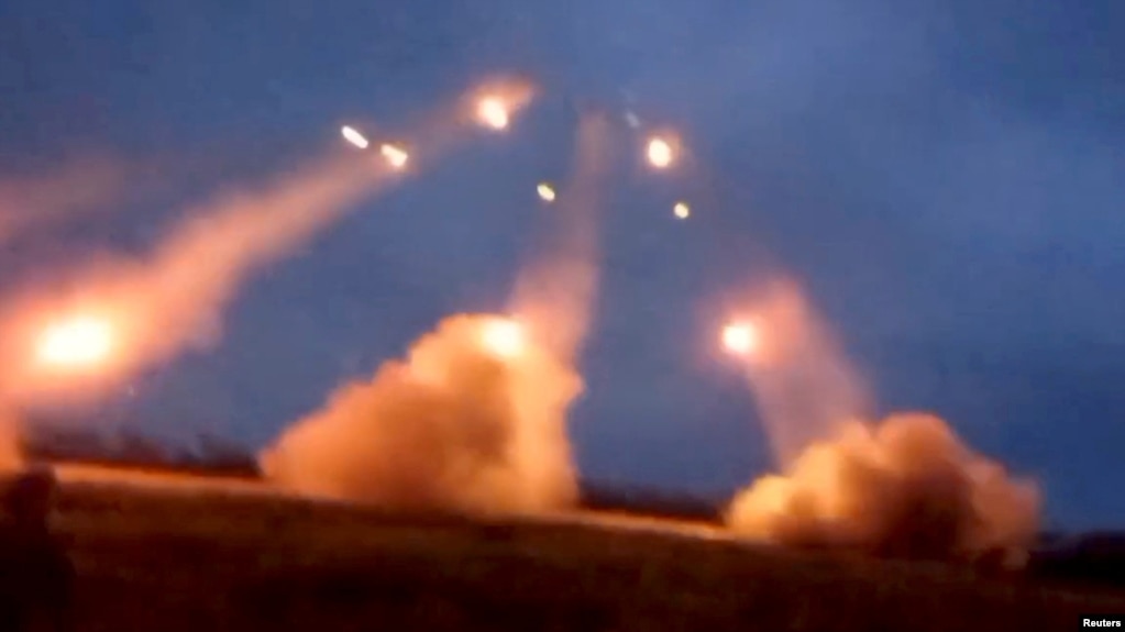 乌克兰武装部队发布的照片显示,乌克兰第57旅在巴赫穆特使用“冰雹”火箭炮轰击俄军。(2023年5月9日)(photo:VOA)