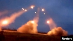 乌克兰武装部队发布的照片显示,乌克兰第57旅在巴赫穆特使用“冰雹”火箭炮轰击俄军。(2023年5月9日)