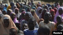 Iyayen da ‘yan uwan ‘yan matan da aka sace suna maida jawabi a taron da suka yi da gwamnan jihar Borno, a Chibok, jihar Borno, 22 Afrilu 2014.