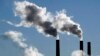 Sebuah pembangkit listrik tenaga batu bara mengepulkan asap yang menyebabkan polusi udara pada 17 November 2021, di Colorado, AS. (Foto: AP)