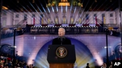 El presidente de EEUU, Joe Biden, ofrece un discurso para marcar primer año de la invasión de Rusia a Ucrania, en Varsovia, Polonia, el 21 de febrero de 2023. 