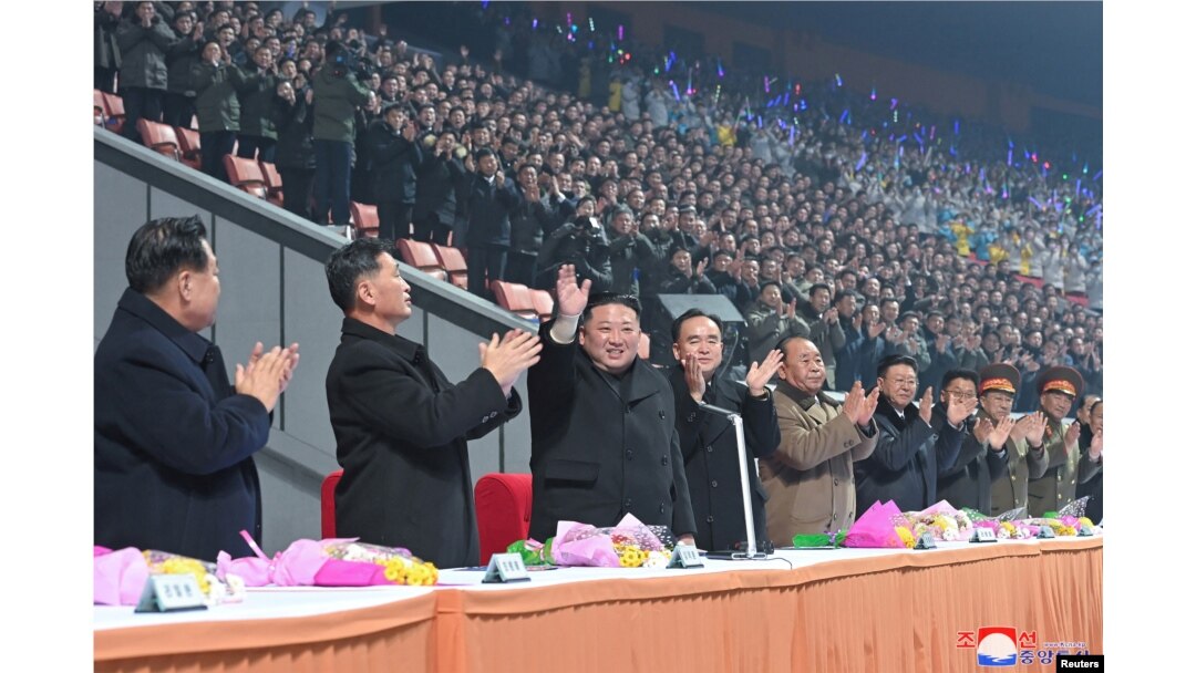 Pemimpin Korea Utara Kim Jong Un menghadiri acara perayaan Tahun Baru di Istana Kebudayaan Rakyat di Pyongyang, Korea Utara, 1 Januari 2023. (Foto: KCNA via REUTERS)