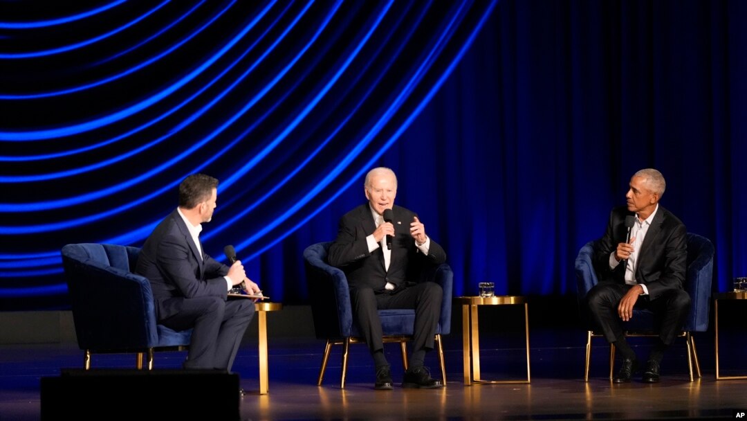 El presidente Joe Biden habla durante un evento de campaña con el expresidente Barack Obama moderado por Jimmy Kimmel en el Peacock Theatre, el 15 de junio de 2024, en Los Ángeles.