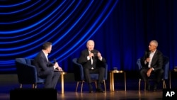 El presidente Joe Biden habla durante un evento de campaña con el expresidente Barack Obama moderado por Jimmy Kimmel en el Peacock Theatre, el 15 de junio de 2024, en Los Ángeles.