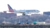 American Airlines Boeing 737 MAX 8, dalam penerbangan dari Miami ke New York City, akan mendarat di Bandara LaGuardia di New York, AS, 12 Maret 2019. (Foto: REUTERS/Shannon Stapleto)