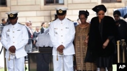 Janda Mandela, Graca Machel seusai menyemayamkan jenazah mantan President Afrika Selatan Nelson Mandela di Union Buildings, Pretoria (11/12).