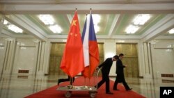 海峡论谈：捷克议长访台前猝死 遗孀公开中共恐吓信