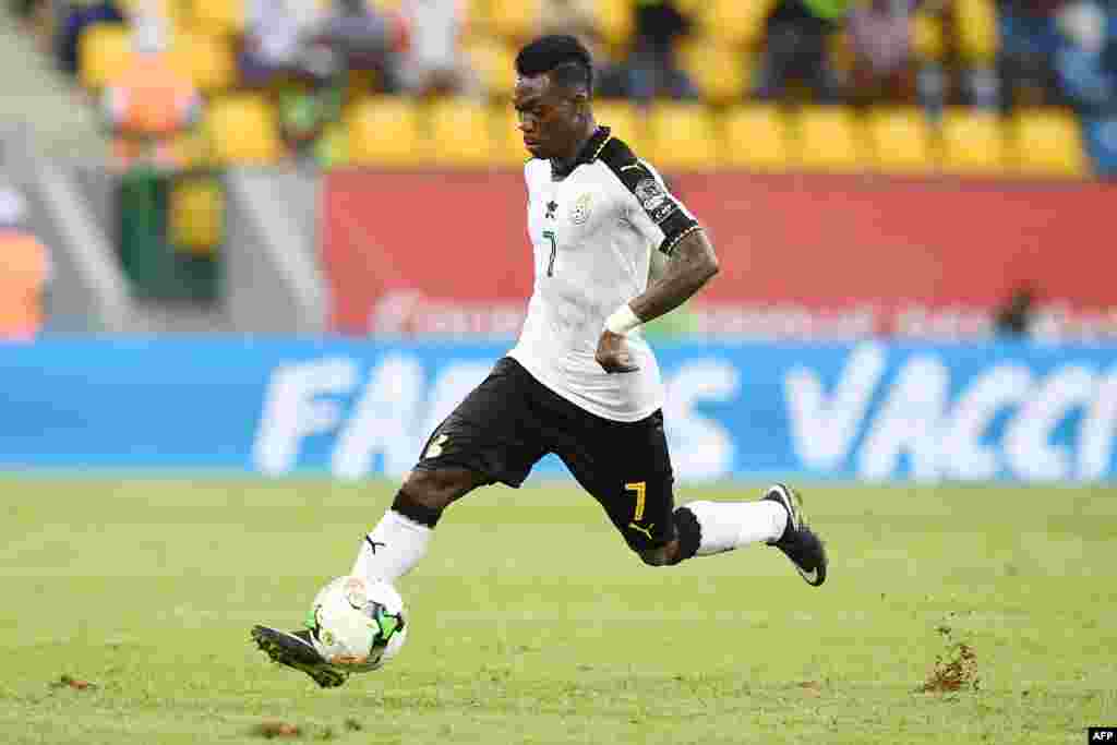 Le milieu de terrain du Ghana, Christian Atsu, contrôle le ballon lors du match de la Coupe d'Afrique des Nations 2017 entre le Ghana et l'Ouganda à Port-Gentil le 17 janvier 2017.