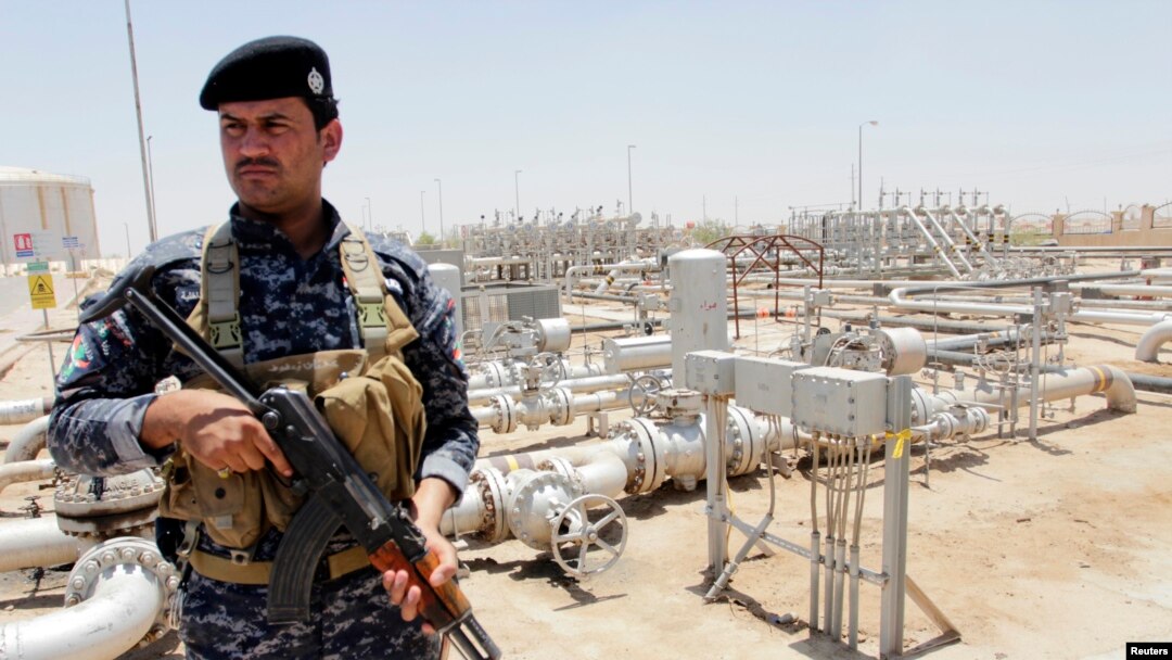 Iroqlik askar neft zavodini qo'riqlamoqda, Basra, Iroq, 18-iyun, 2014-yil
