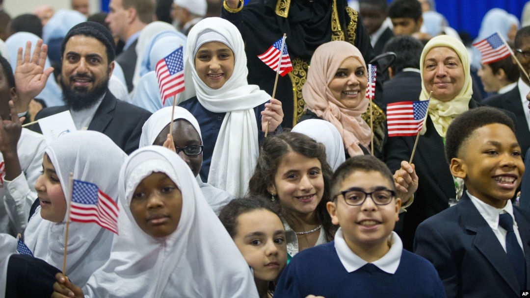 Remaja muslim dari sekolah Islam Al-Rahmah di Baltimore, Maryland menyambut kunjungan Presiden AS Barack Obama 3 Februari lalu (foto: ilustrasi). 