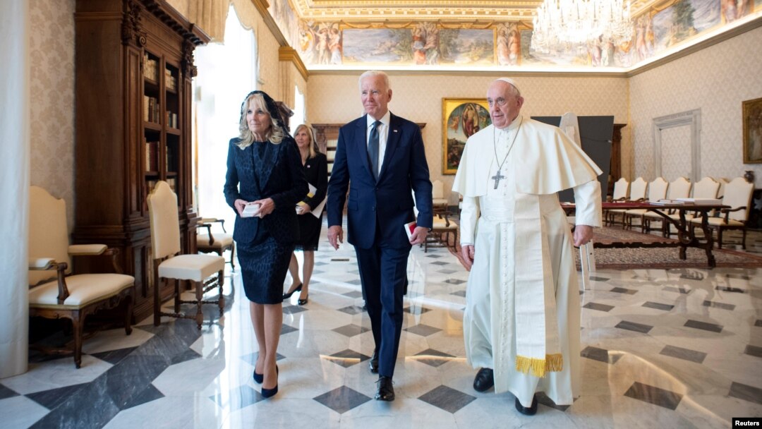 El presidente de EE. UU., Joe Biden, camina en el Vaticano junto al papa Francisco y la primera dama Jill Biden el 29 de octubre de 2021.