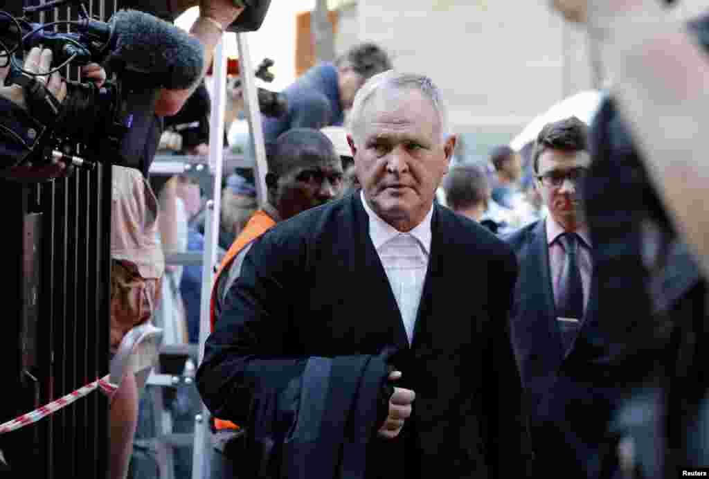 Barry Roux, lawyer for Oscar Pistorius, arrives court, Sept. 12, 2014.