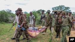 La police portent les corps exhumés des victimes d'un culte religieux dans le village de Shakahola, dans le sud du Kenya, le dimanche 23 avril 2023.