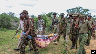 La police portent les corps exhumés des victimes d'un culte religieux dans le village de Shakahola, dans le sud du Kenya, le dimanche 23 avril 2023.