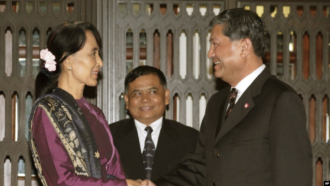 Phó Thủ tướng Thái Lan Chalerm Yubumrung hội đàm với lãnh tụ dân chủ Miến Điện Aung San Suu Kyi tại Tòa nhà chính phủ Thái Lan