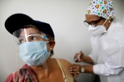 Una anciana recibe una dosis de la vacuna usa Sputnik V en Caracas, Venezuela, el 9 de abril de 2021.