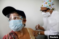 Una anciana recibe una dosis de la vacuna usa Sputnik V en Caracas, Venezuela, el 9 de abril de 2021.