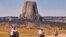 Foto de archivo de 2006 de la Torre del Diablo, el núcleo solidificado de un antiguo volcán en Wyoming que tiene 243 metros de altura y se puede ver a varios kilómetros de distancia.