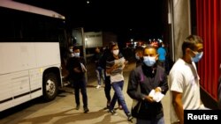 Migrantes, en su mayoría de Nicaragua, bajan de un autobús de la Patrulla Fronteriza de EEUU, luego de ser liberados en una estación de autobuses en El Paso, Texas, EEUU, el 12 de diciembre de 2022. REUTERS/José Luis González