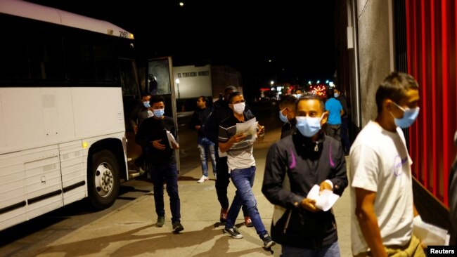 Migrantes, en su mayoría de Nicaragua, bajan de un autobús de la Patrulla Fronteriza de EEUU, luego de ser liberados en una estación de autobuses en El Paso, Texas, EEUU, el 12 de diciembre de 2022. REUTERS/José Luis González