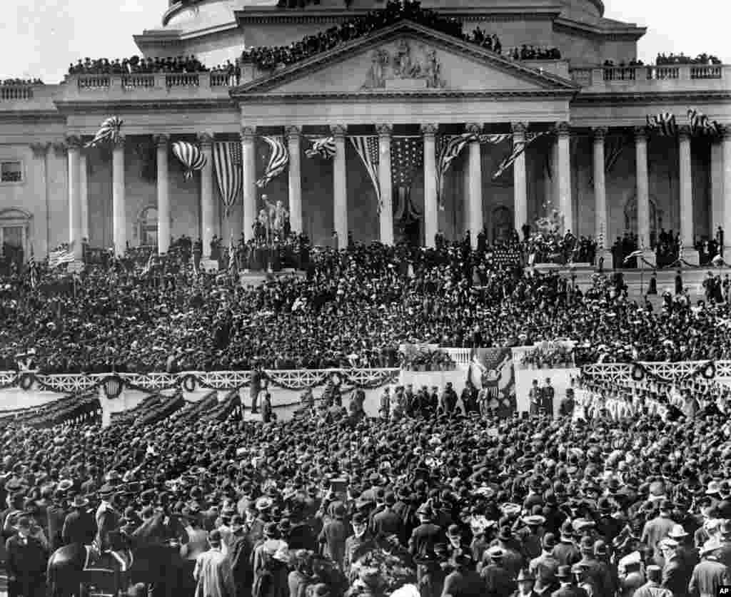 El evento convoca a los estadounidenses en Washington, D.C. En esta foto, el presidente Theodore Roosevelt toma juramento en el p&#243;rtico este del Capitolio estadounidense el 4 de marzo de 1905. 