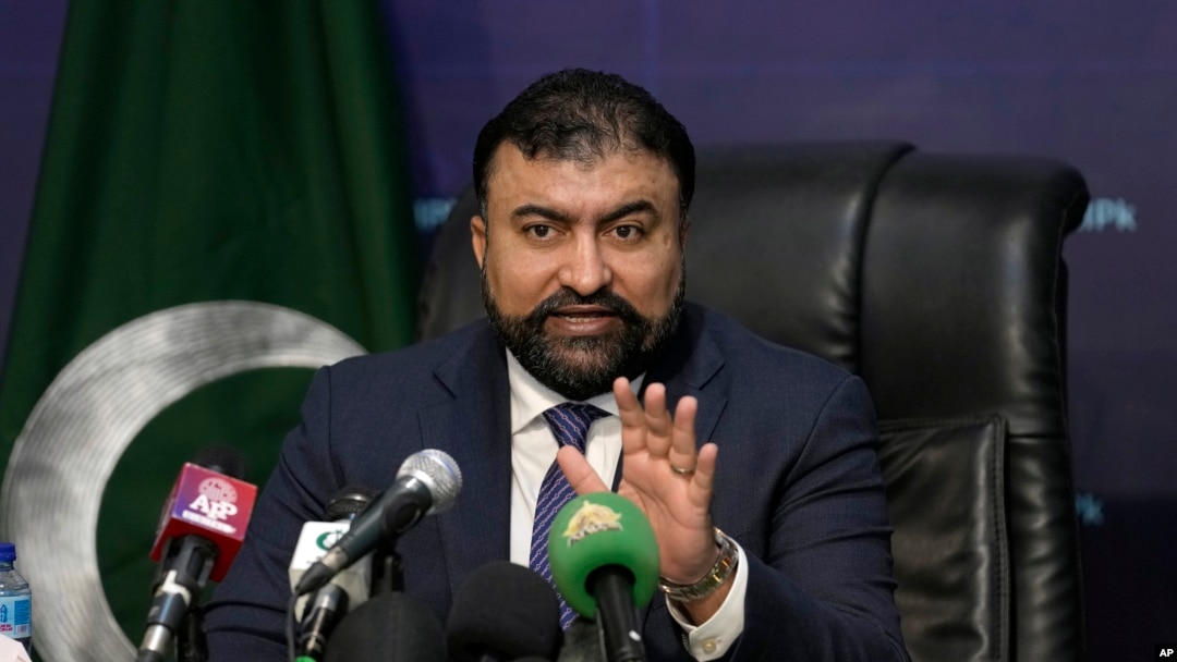 پاکستان کے نگراں وزیر داخلہ سرفراز بگٹٰی اسلام آباد میں ایک پریس کانفرنس سے خطاب کرتے ہوئے۔فوٹو اے پی