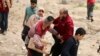Palestinci žure da pokupe humanitarnu pomoć koja je poslana iz aviona, 17. mart 2024.