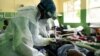 Un agent de santé s'occupe d'un patient COVID-19 à l'hôpital central Queen Elizabeth pour hommes COVID-19 à Blantyre, Malawi, 30 janvier 2021.