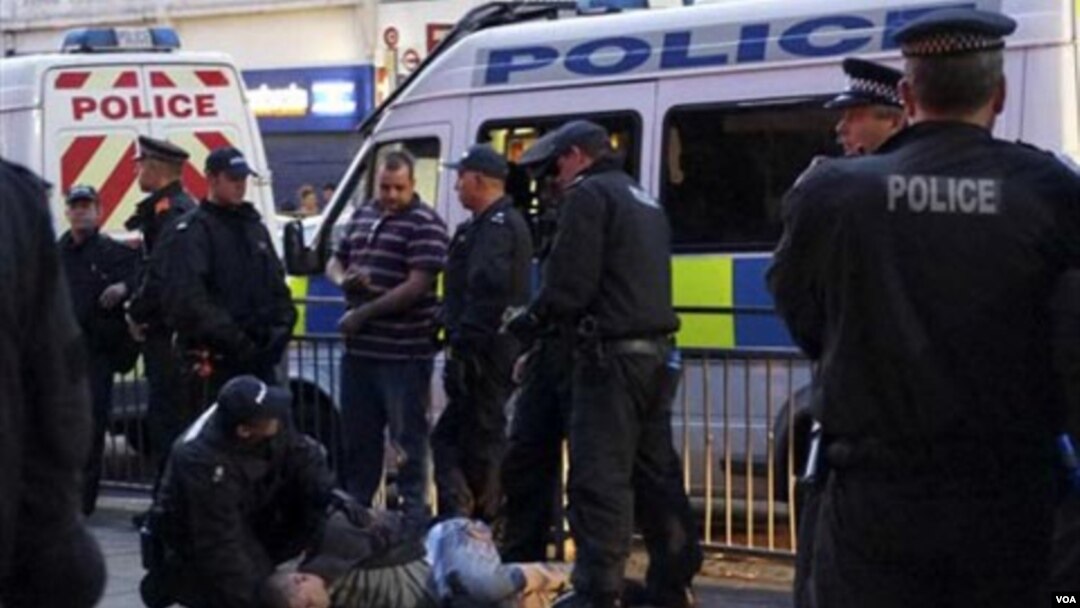 Para polisi London dan beberapa sukarelawan menangkap para pelaku penjarahan di kawasan bisnis London (10/8).