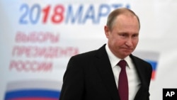 ​ປະທານາທິບໍດີ​ຣັດ​ເຊຍ ທ່ານ ວລາ​ດິ​ເມຍ ປູ​ຕິນ (Vladimir Putin) ​ເດີນທາງ​ໄປ​ເຖິງ​ສະຖານ​ທີ່​ປ່ອນ​ບັດ ໃນການ​ເລືອກ​ຕັ້ງ​ປະທານາທິບໍດີ ​ໃນ​ມົສກູ, ຣັດ​ເຊຍ, 18 ມີນາ 2018.