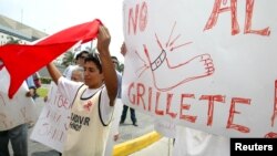 Protestas en Lima por las políticas migratorias de Estados Unidos.