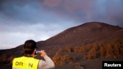 Seorang pilot pesawat tak berawak mengambil gambar gunung yang diciptakan oleh letusan gunung berapi Cumbre Vieja setelah 89 hari dimulai, di daerah Las Manchas, di El Paso, di Pulau Canary La Palma, Spanyol, 17 Desember , 2021. (Foto: Reuters)